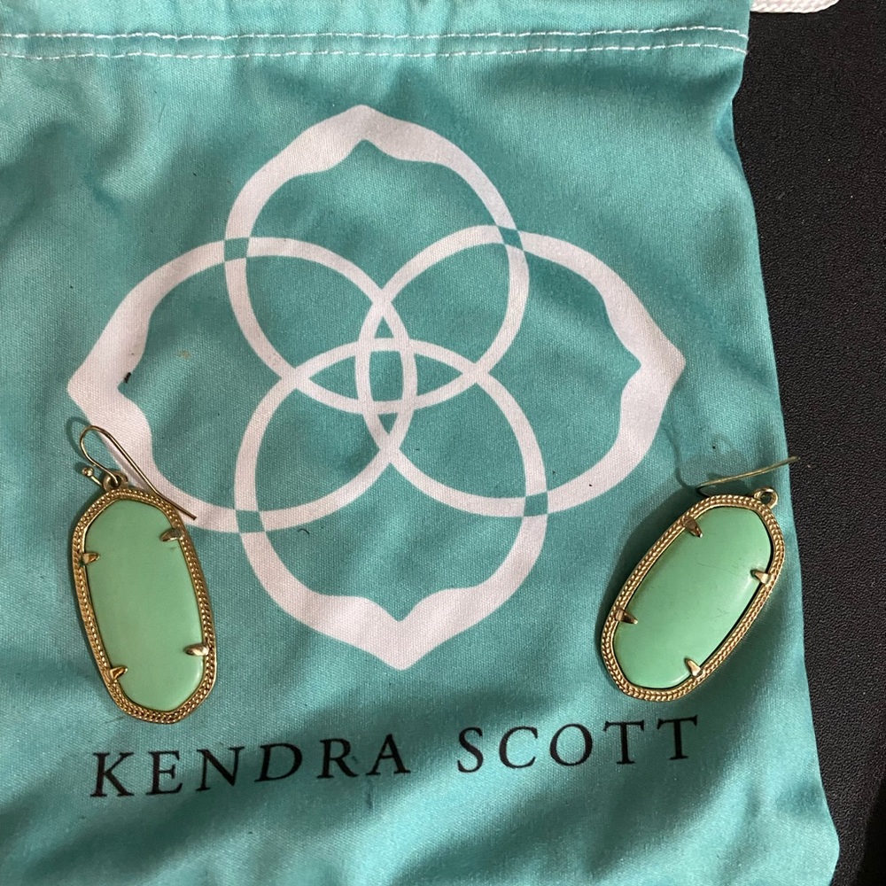 Kendra Scott Elle earrings in a striking turquoise color!